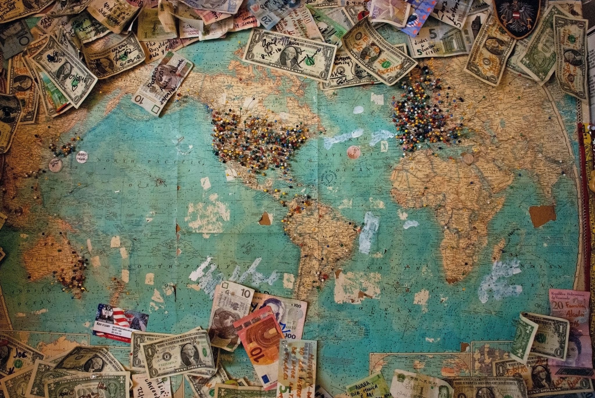Jak płacić w podróży: kartą czy gotówką? Czym płacić w podróży? Pieniądze w podróży
