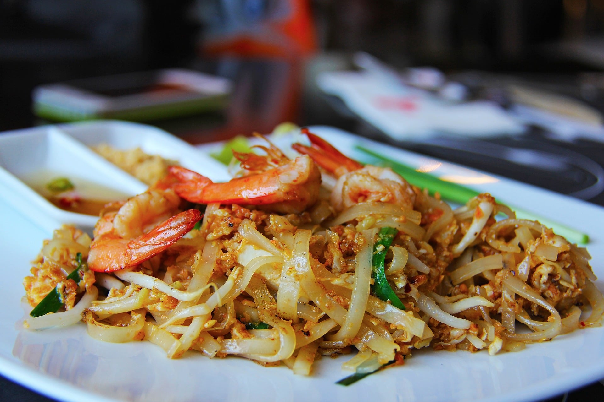 Talerz z jedzeniem tajskim, pad thai, noodle ryżowe z krewetkami, azjatycki street food