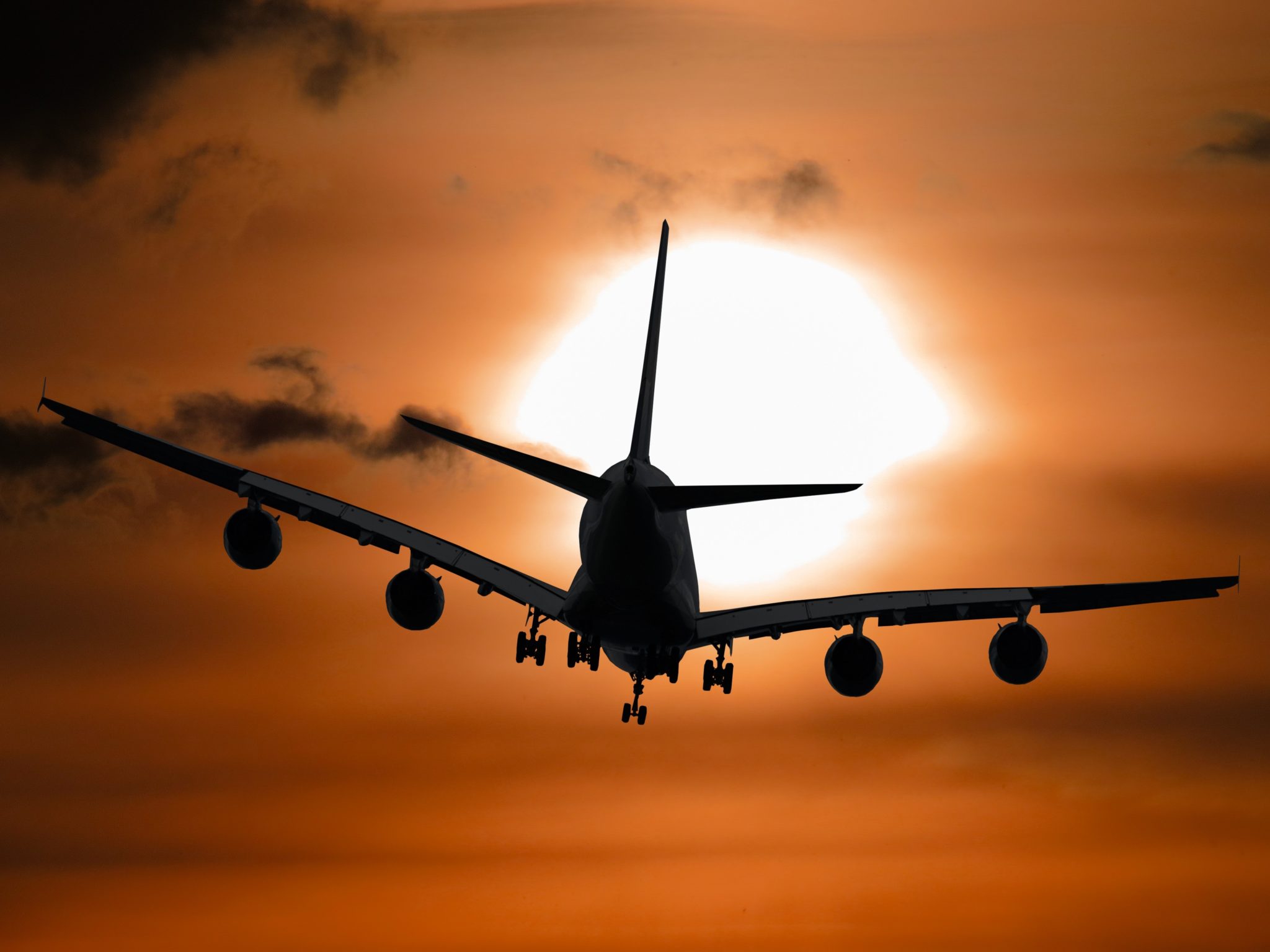 Samolot startujący z płyty lotniska o zachodzie słońca