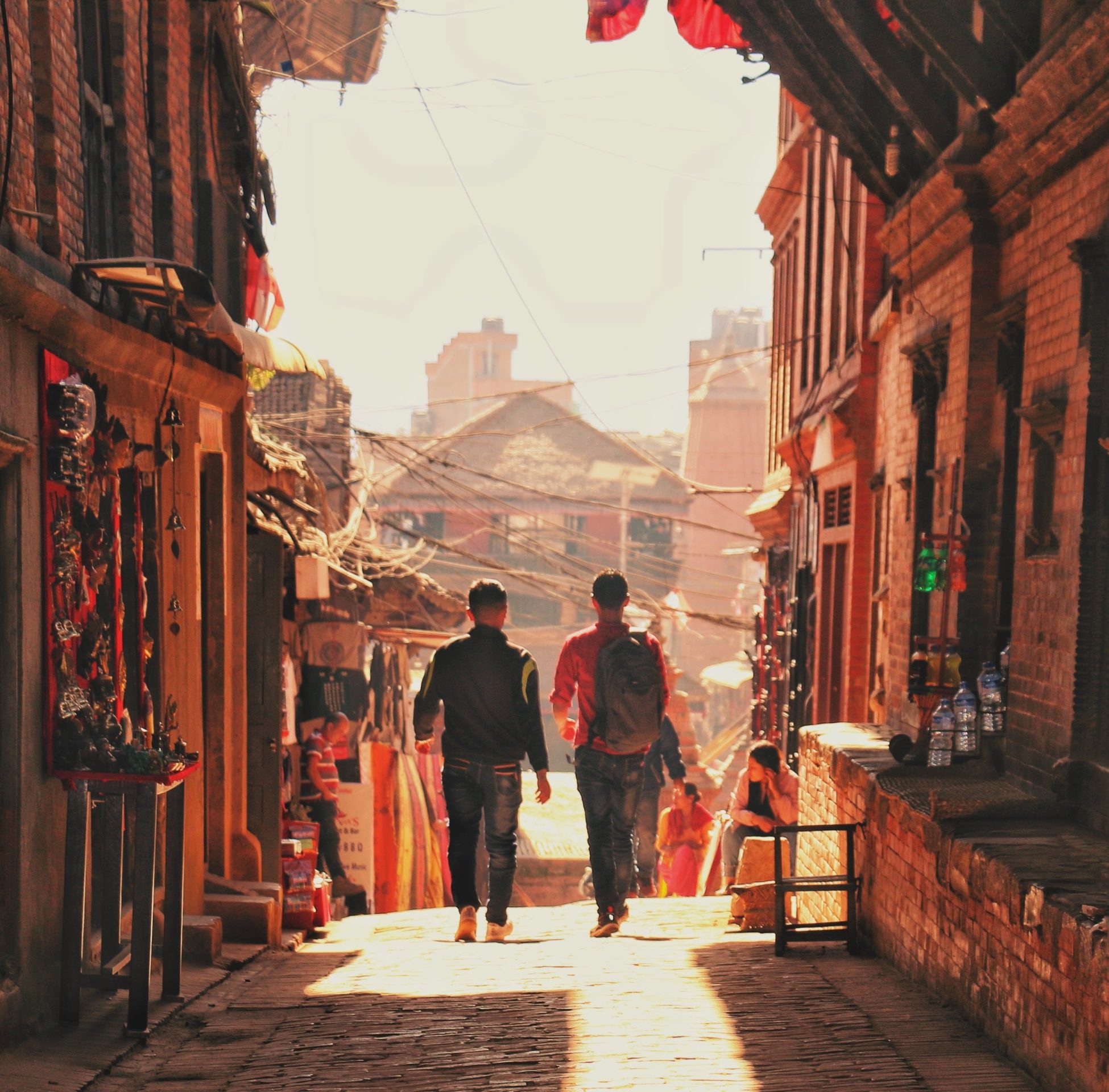 Dwóch chłopaków spacerujących uliczką miasteczka w Nepalu