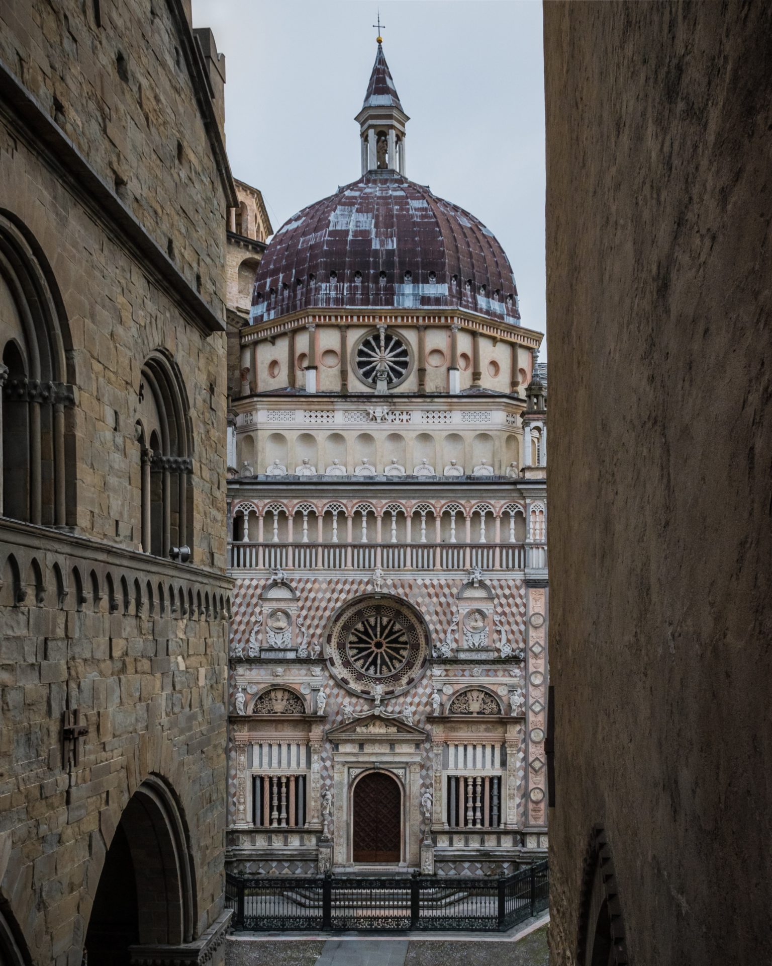 Widok na front przepięknie zdobionej bazyliki w Bergamo, gdzie można znaleźć oryginalne kształty architektoniczne lombardzkiego stylu romańskiego