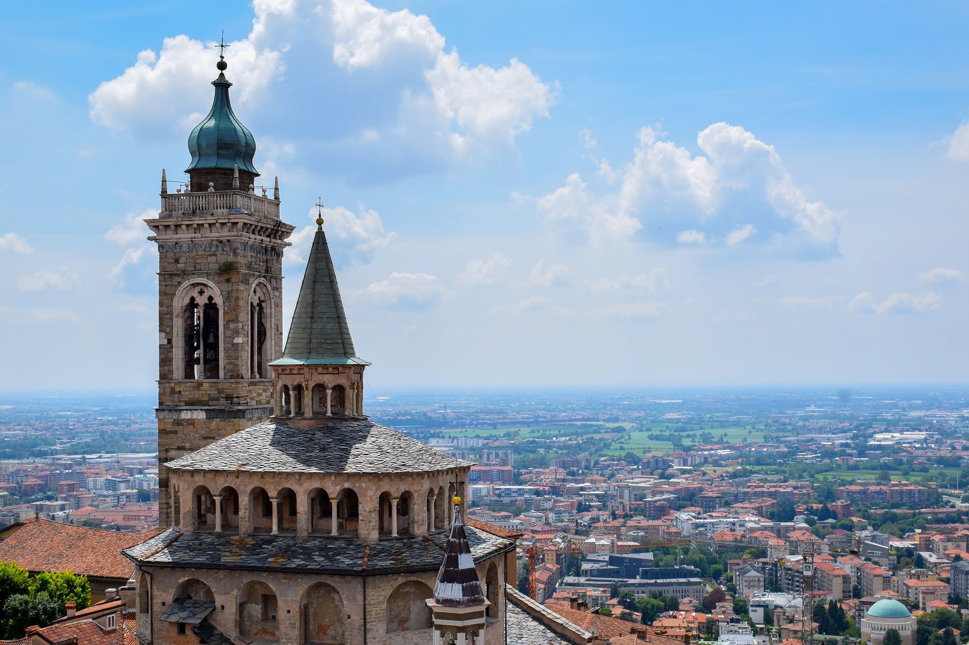 Widok na panoramę miasta Bergamo z wieżami bazyliki Di Santa Maria Maggiore Bergamo