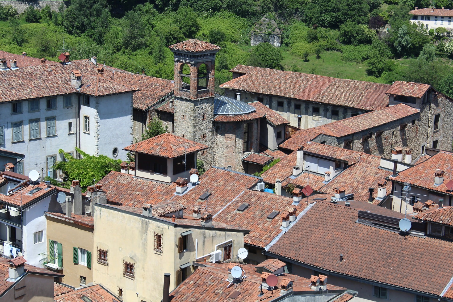Widok na starówkę Bergamo, stare urokliwe budynki, wieża widokowa, panorama miasta