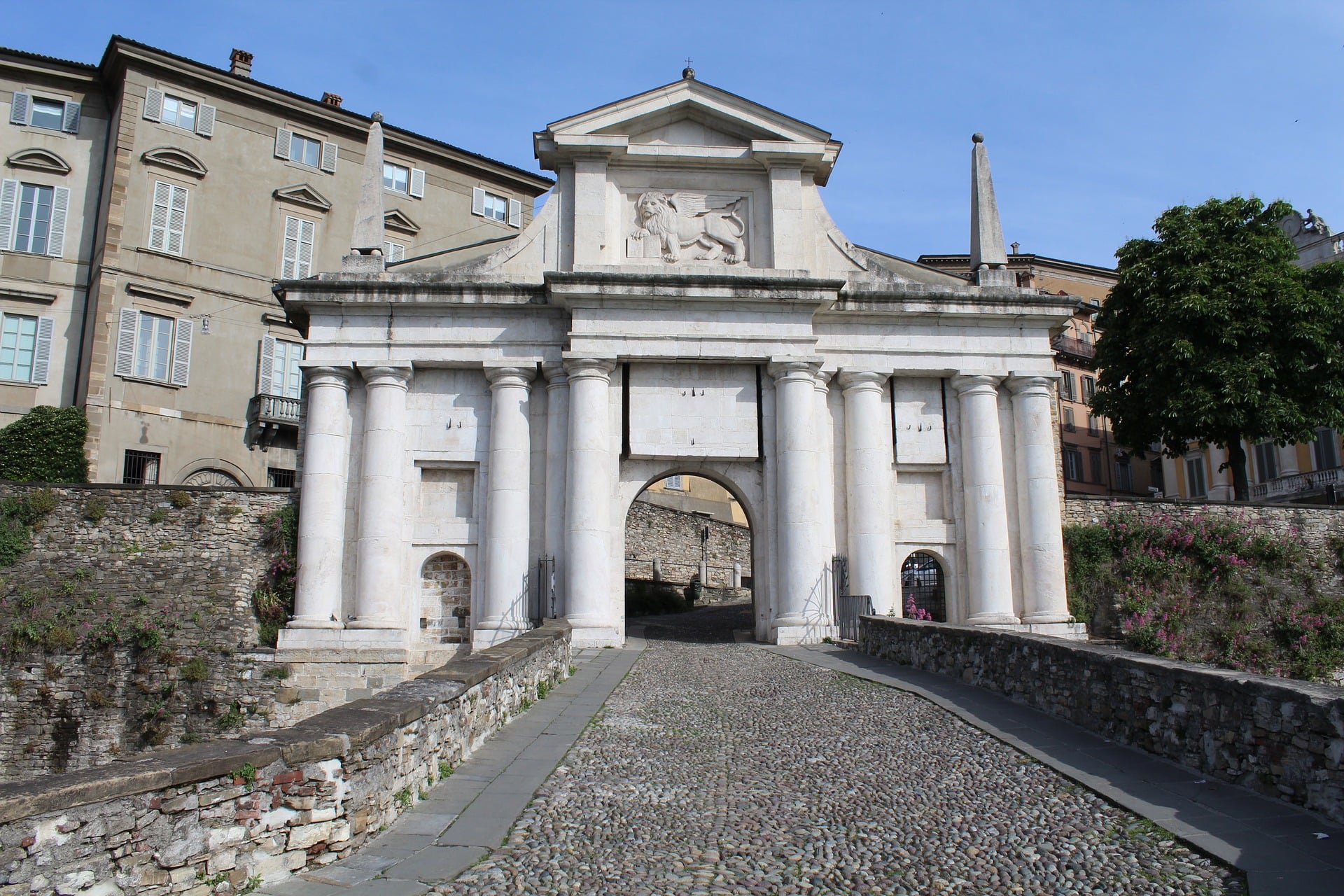 Widok na wspaniałą bramę św. Jakuba w Bergamo, część murów miejskich za dnia