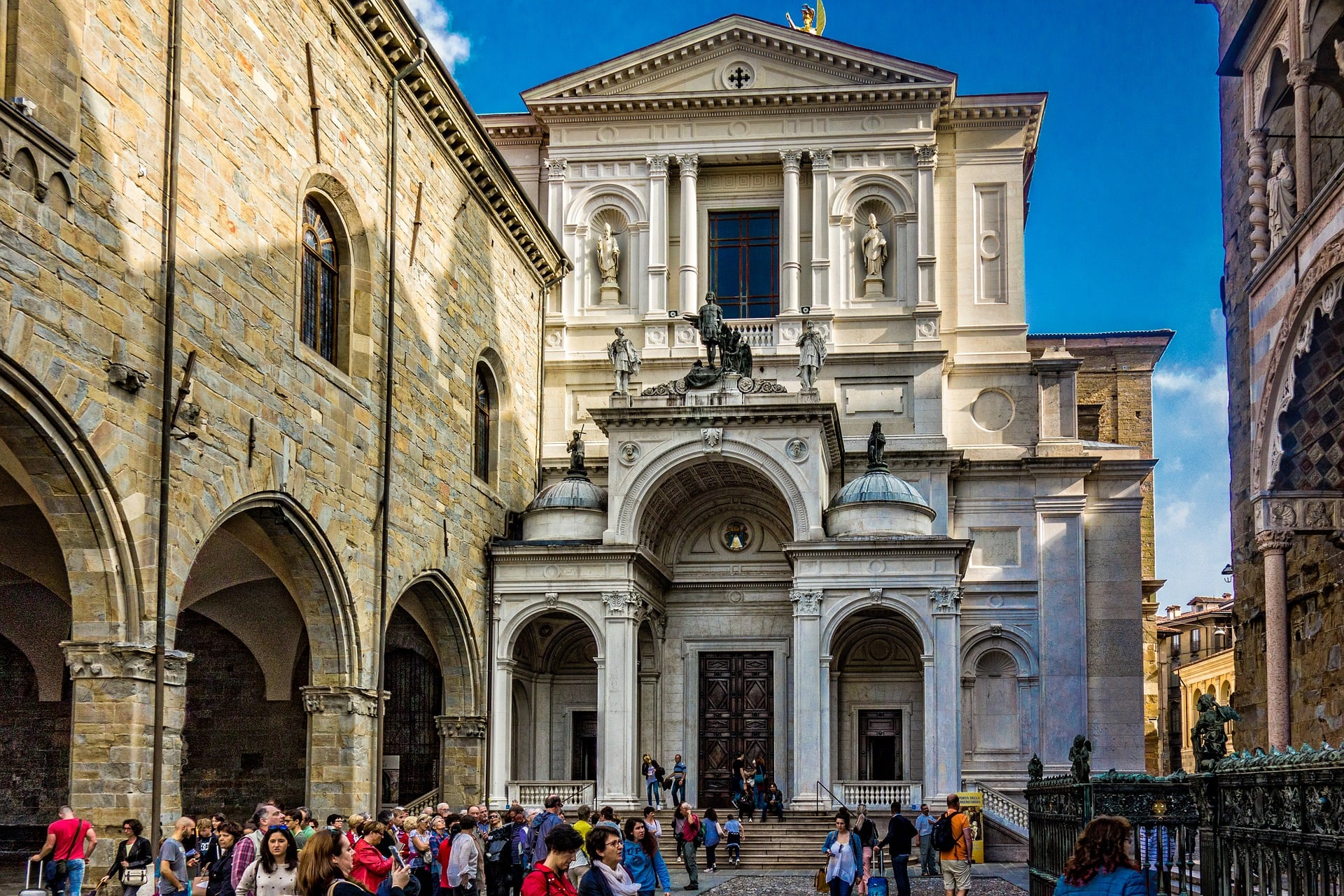Widok na fasadę wspaniałej katedry w Bergamo, pięknie zdobioną