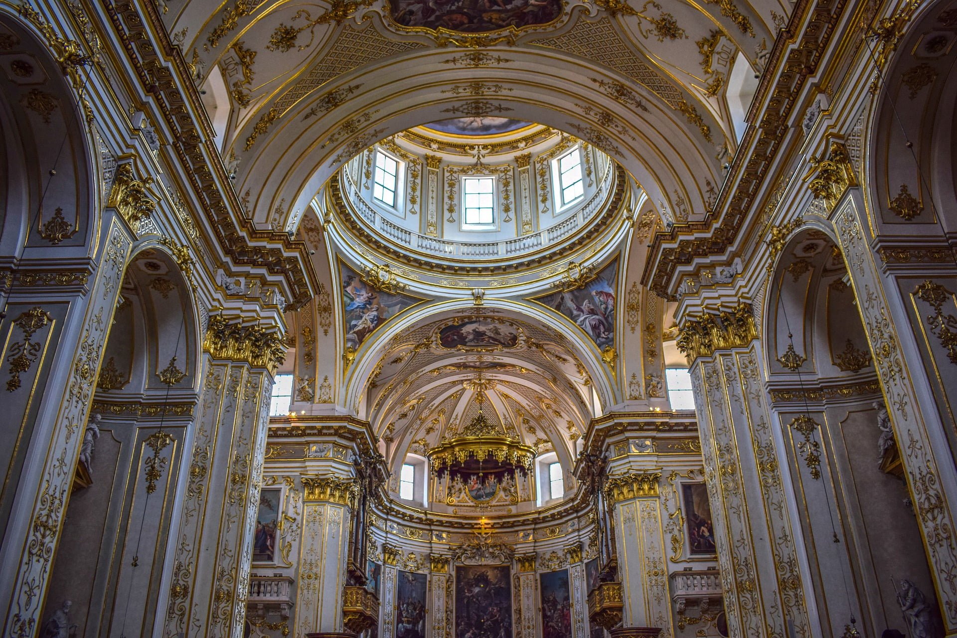 Wnętrze Katedry Świętego Aleksandra (Duomo di Bergamo) wspaniale dekorowane złotem i pięknymi rzeźbami