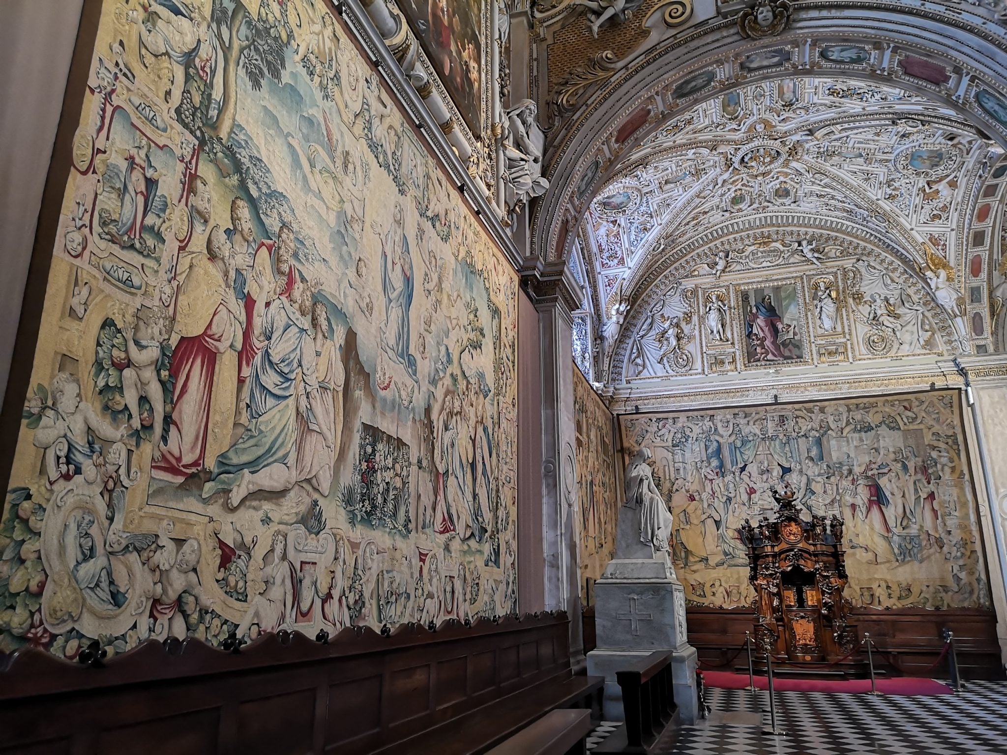 Środek Bazyliki w mieście Bergamo, bogato zdobione wnętrza, na ścianach freski i dekoracje, rzeźby sakralne