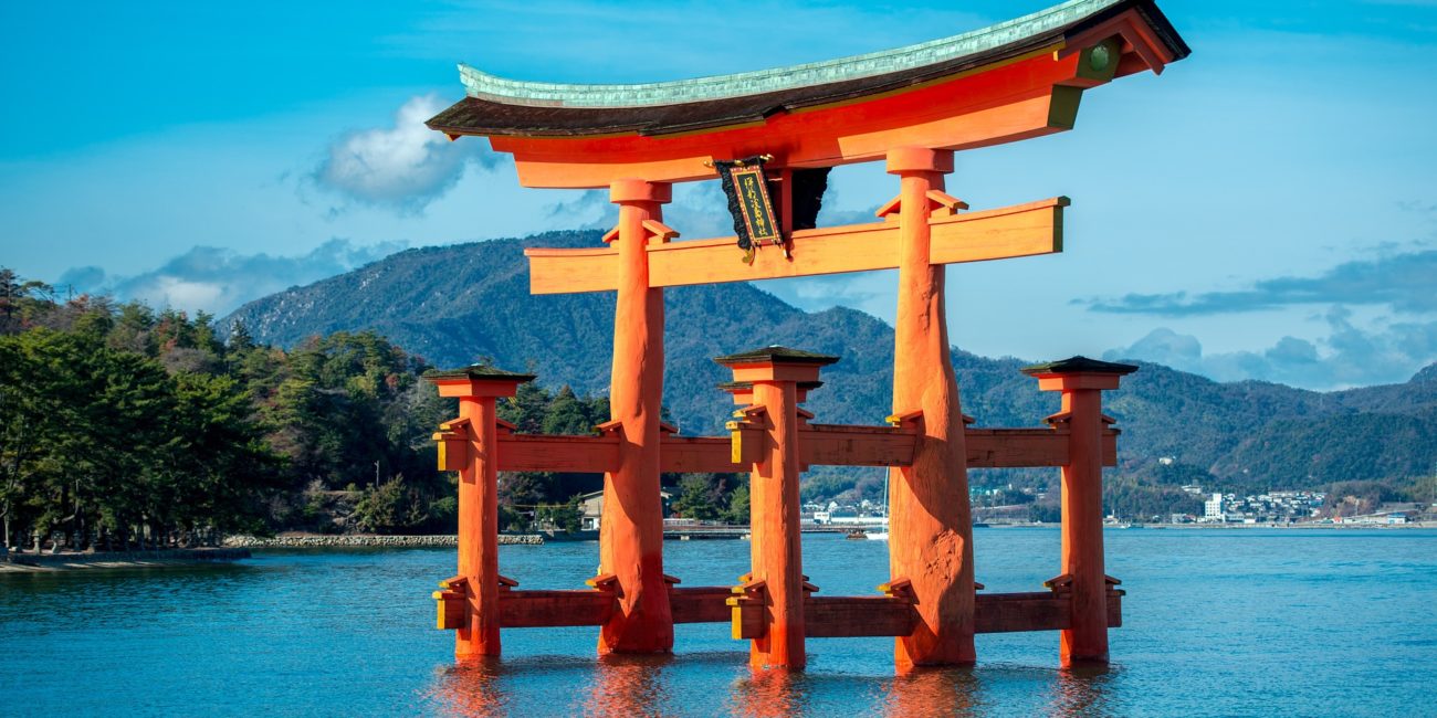 Chram Itsukushima Jinja i słynna pomarańczowa brama tori zbudowana w wodzie dająca efekt jakby "unosiła się" na wodzie