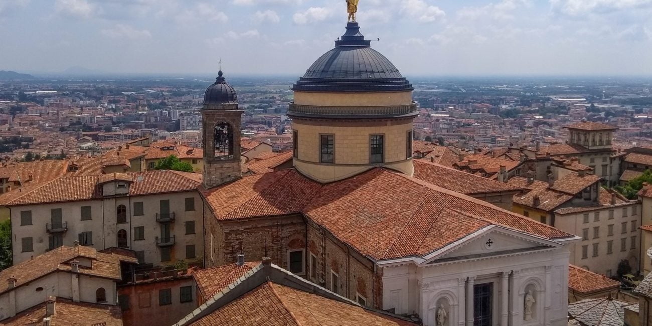 Widok na starówkę miasteczka Bergamo we Włoszech