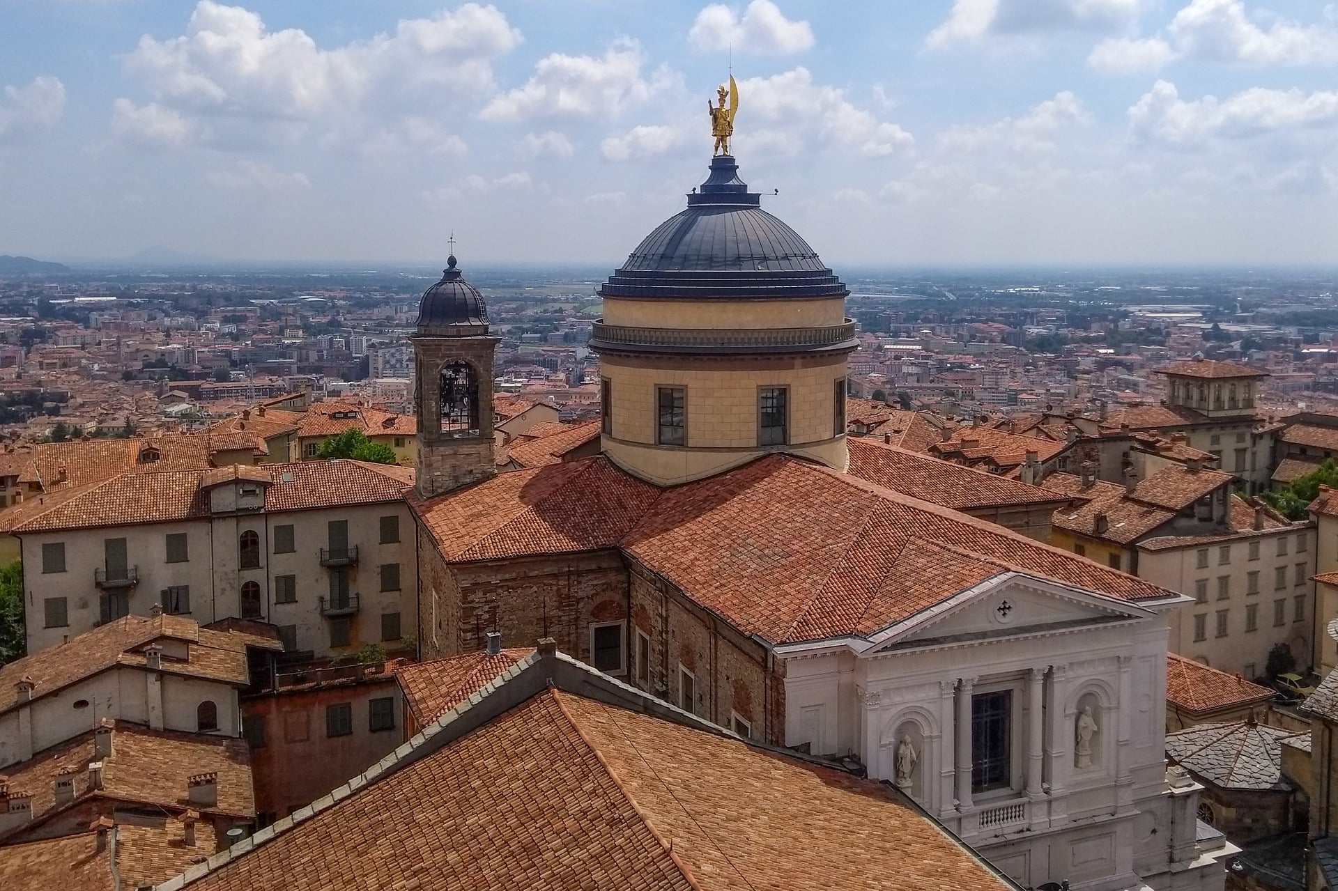Widok na starówkę miasteczka Bergamo we Włoszech