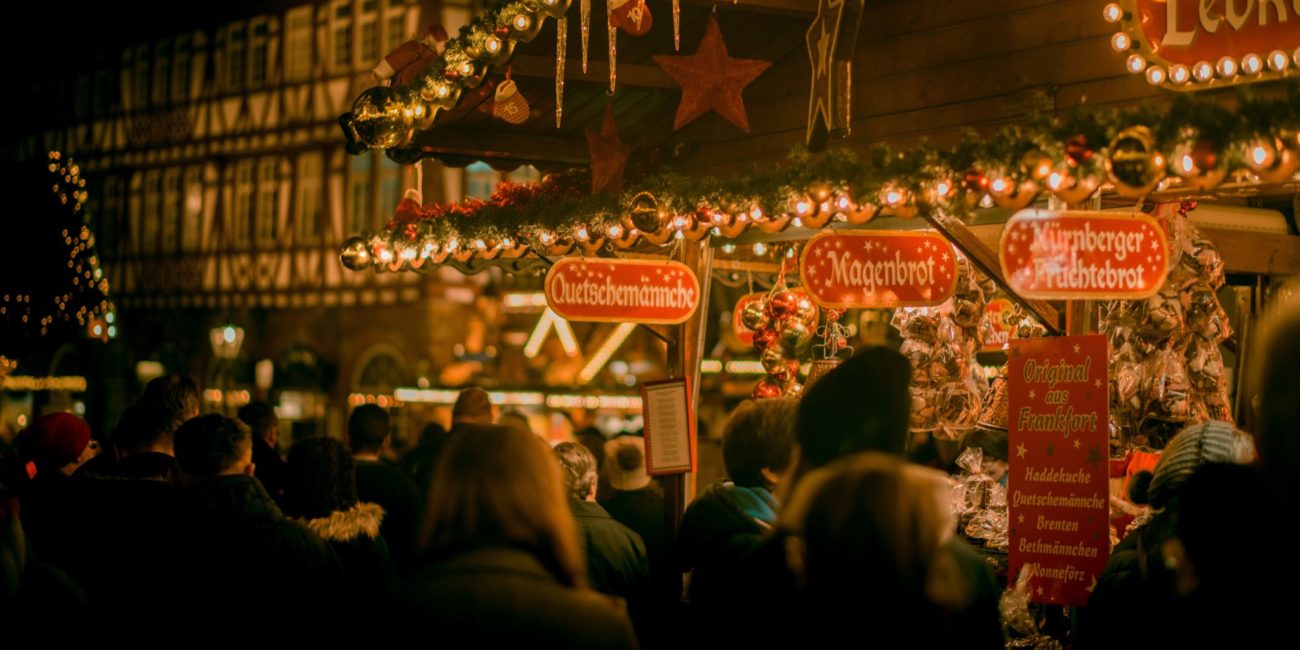 ludzie spacerujący między straganami marketu świątecznego we Frankfurcie