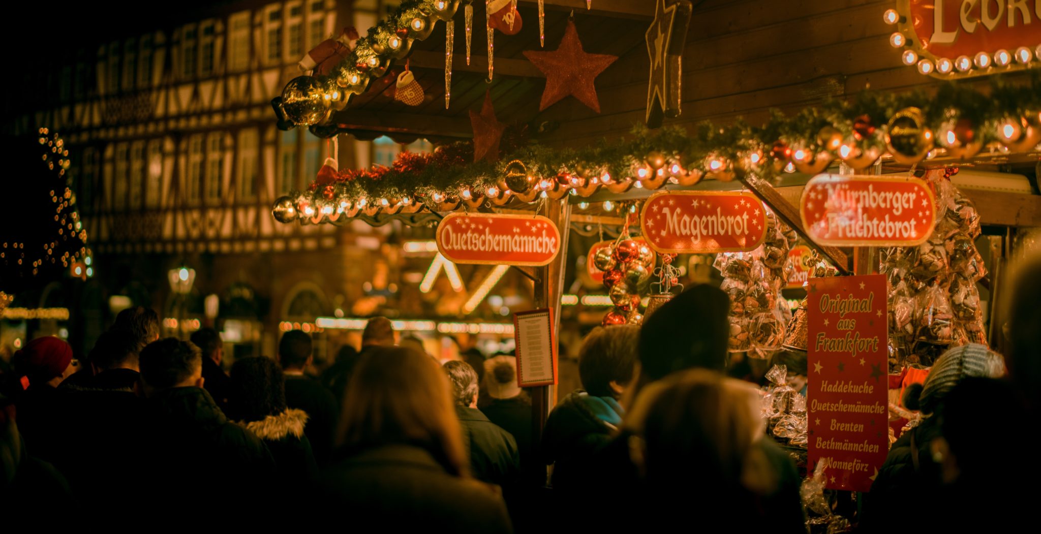 ludzie spacerujący między straganami marketu świątecznego we Frankfurcie