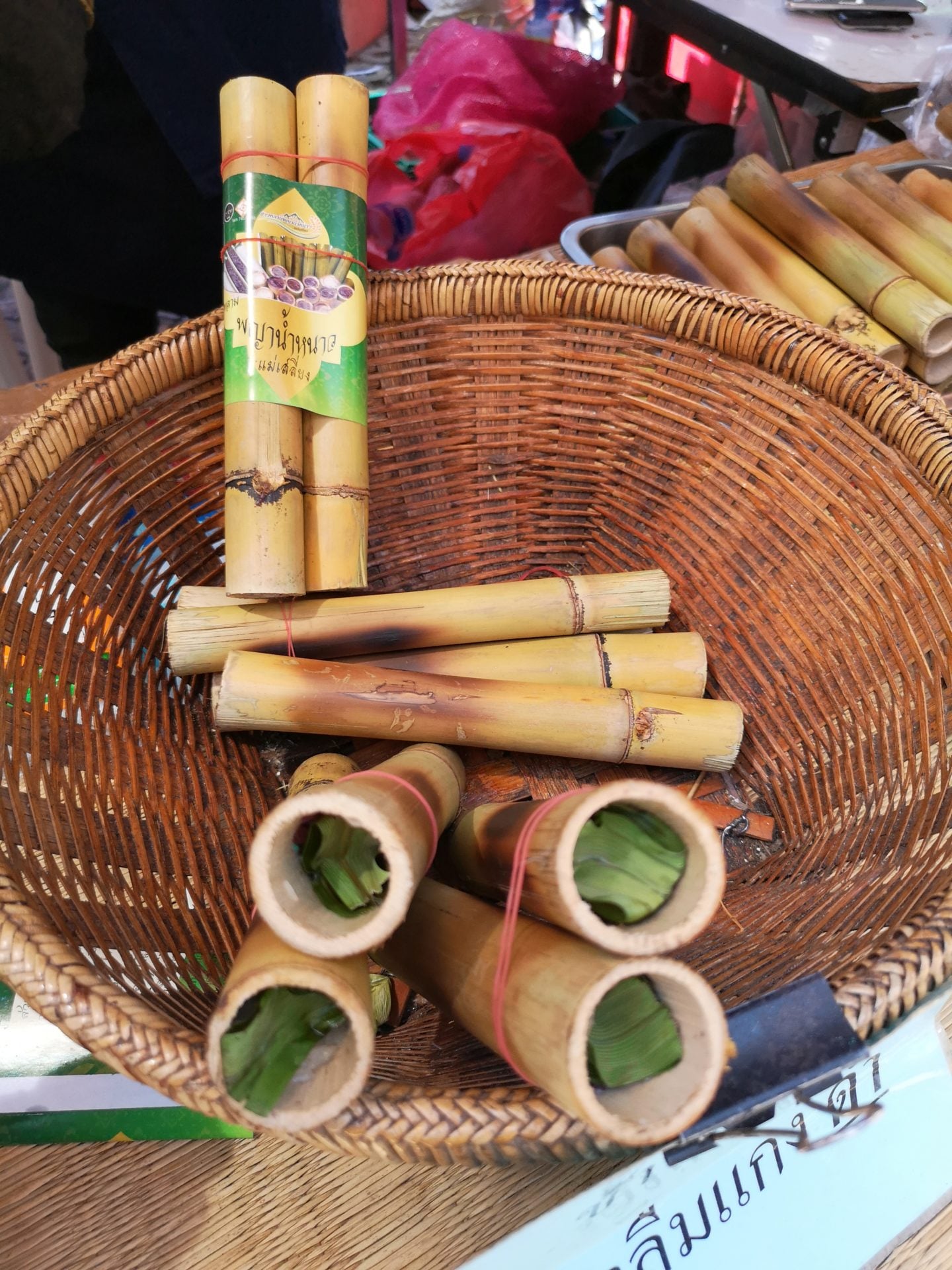 Bambusowe rurki w koszu wypalane w piecu, w środku słodki ryż i czerwona fasola
