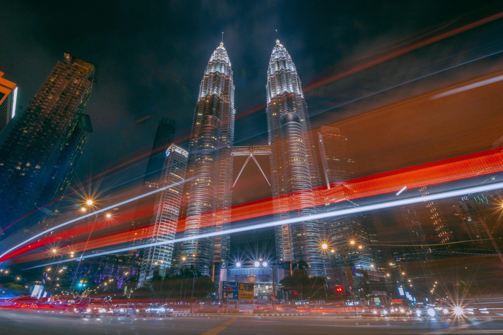 Wieczorny widok na pięknie oświetlone dwie wieże Petronas Towers w Kuala Lumpur