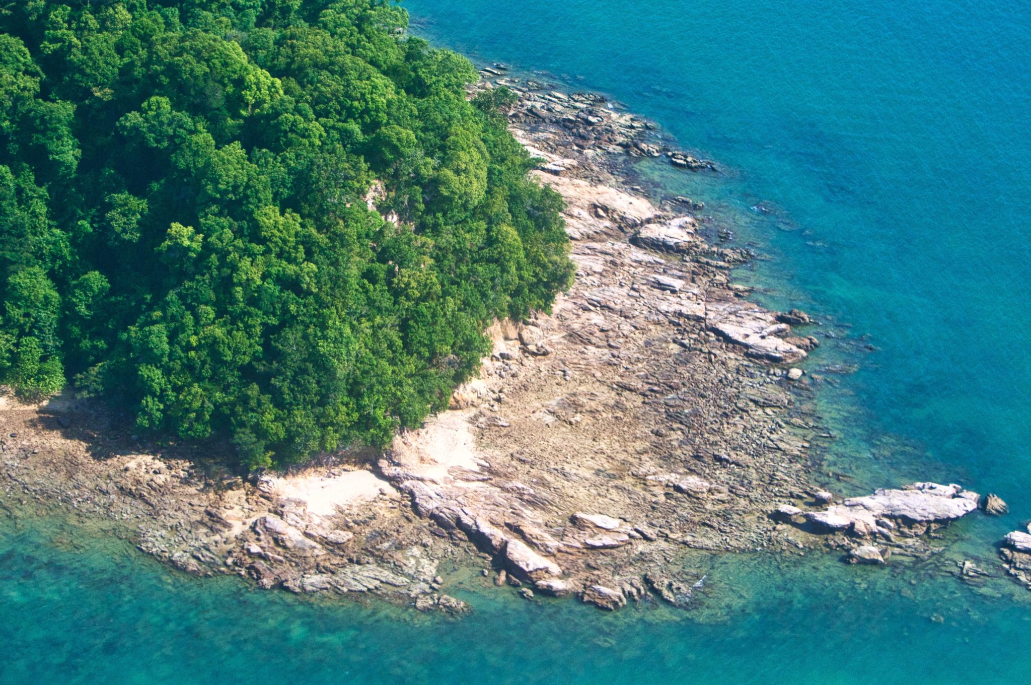 Widok z drona na wyspę Langkawi w Malezji - kawałek lasu, skały i niebieskie morze
