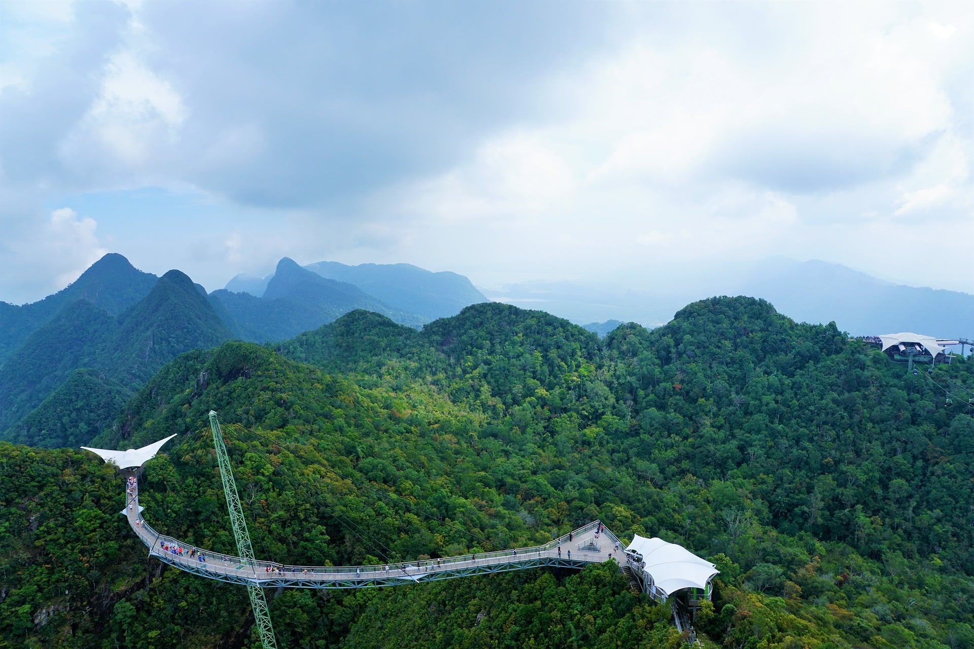 Długi i olbrzymi most podniebny na wsypie Langkawi w Malezji, z które roztaczają się wspaniałe widoki na okoliczną dżunglę i dziewicze krajobrazy