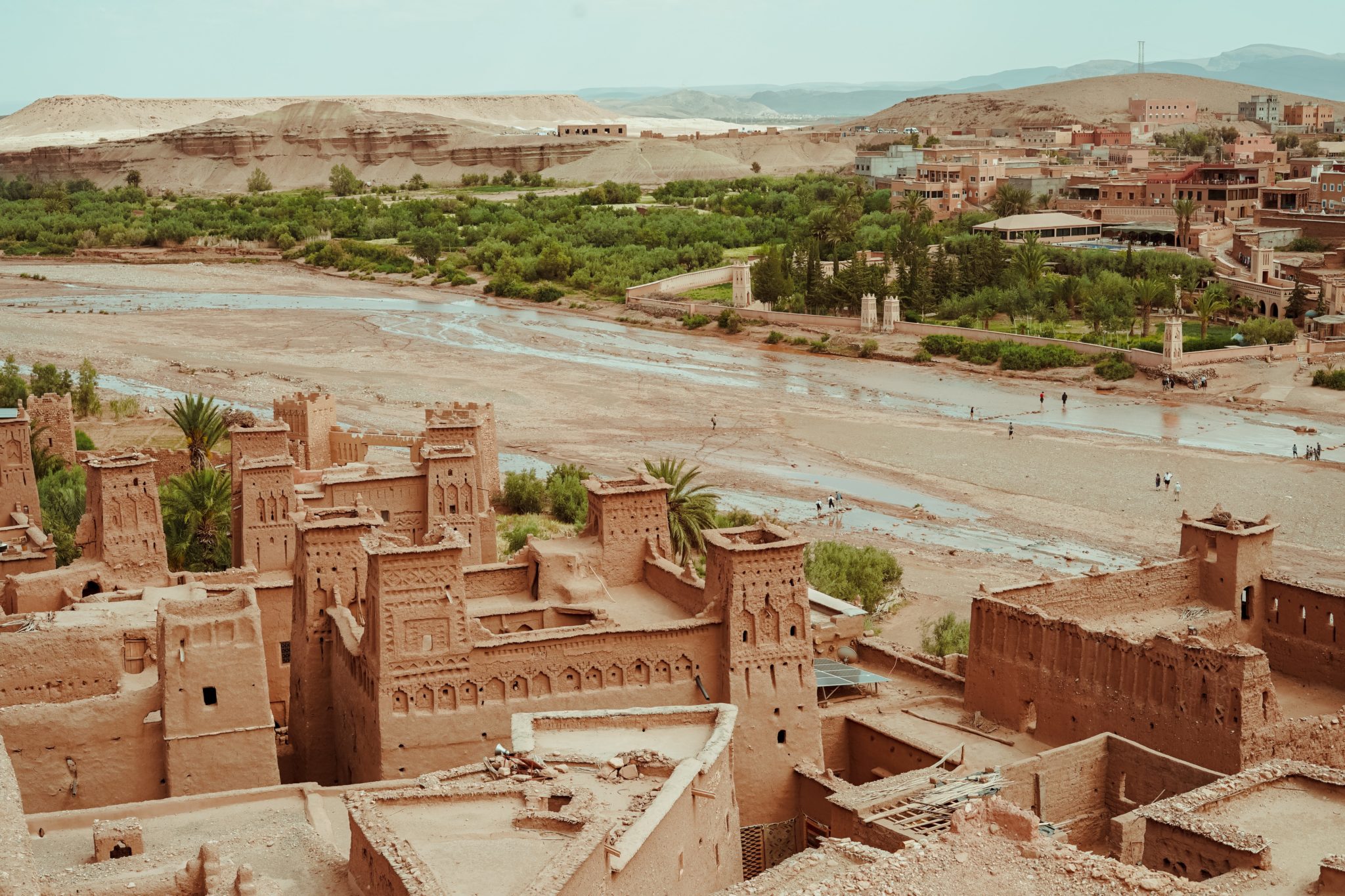Widok z drona na ufortyfikowaną osadę w Maroko, kasby i ksary, budowle budowane z gliny i oaza