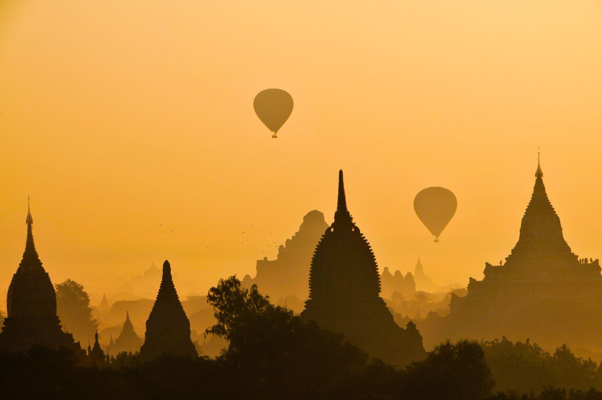 Wschód słońca z widokiem na Bagan, kompleks świątynny w Birmie, dziedzictwo kulturowe Birmy