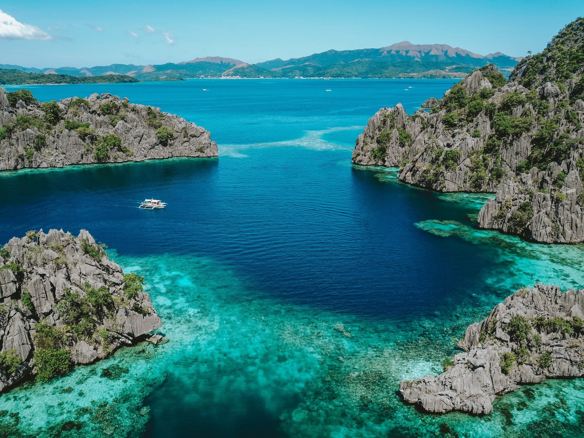 Ujęcie z drona na morze, lagunę i skały na Filipinach na wsypie Coron