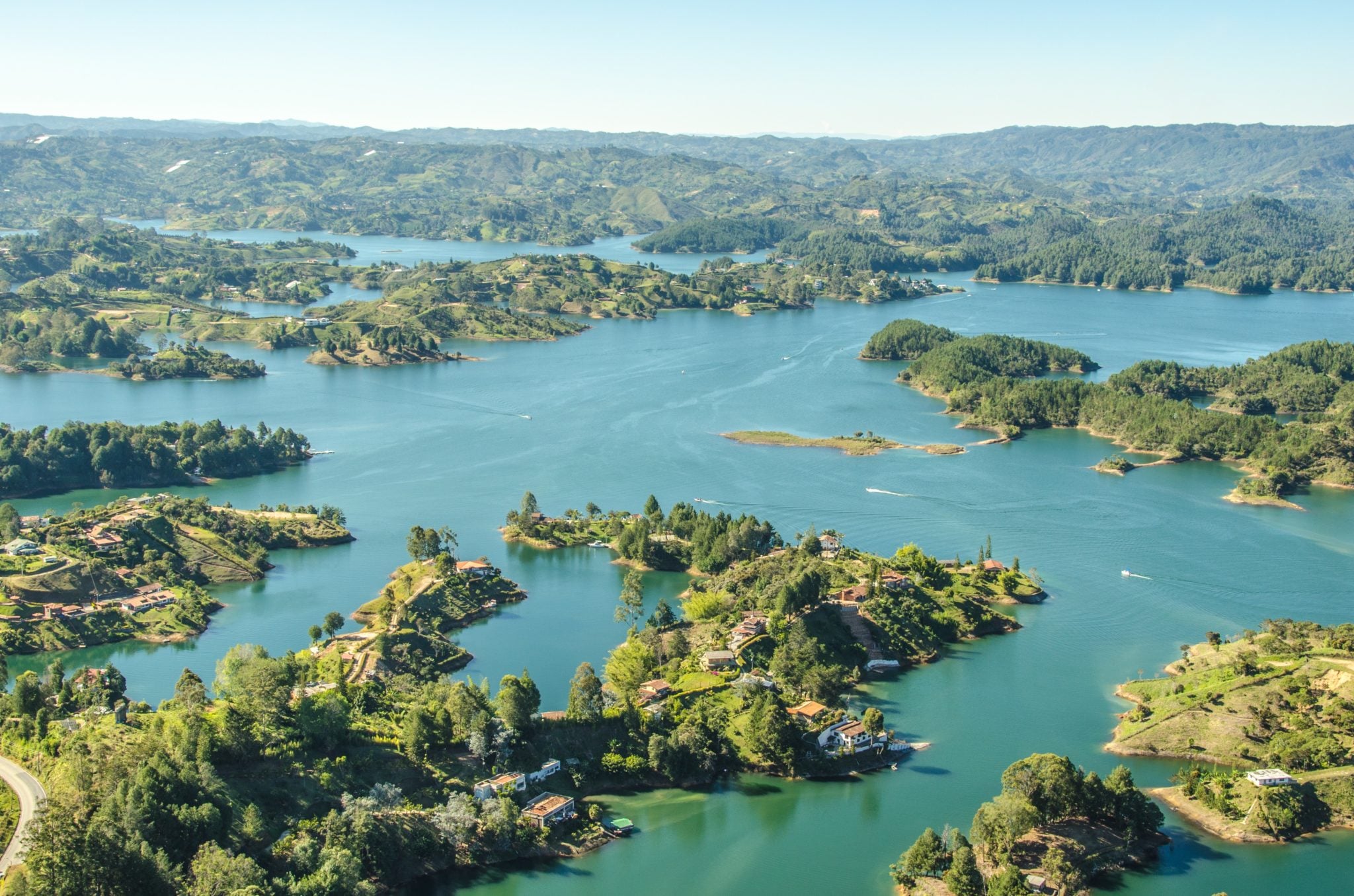 Widok ze skały na na piękne jezioro usiane tysiącem małych, zielonych wysepek