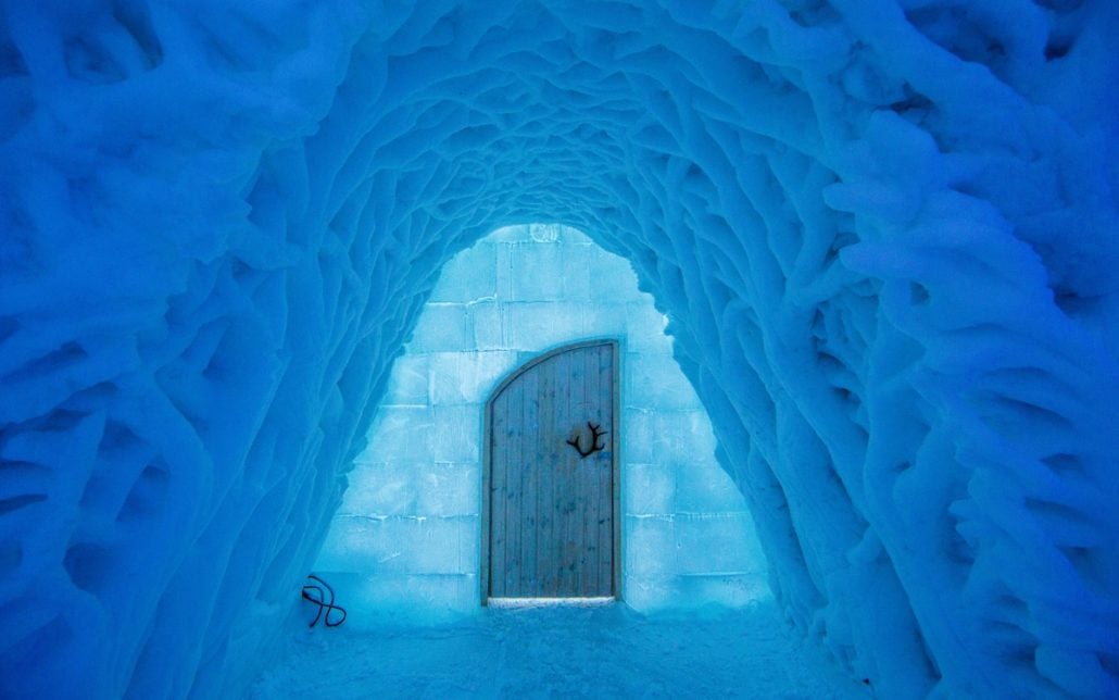 Widok na wejście do hotelu lodowego, ściany wyrzeźbione w lodzie, wspaniała budowla lodowa.