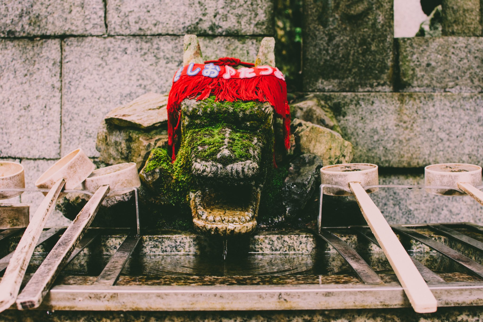 japońska świątynia Fushimi Inari Taisha, Kioto, smok, łyżki z wodą, święcona woda