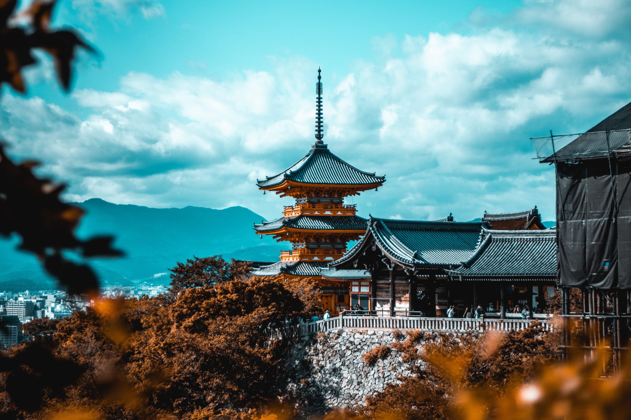 świątynia Kiyomizu-dera w Kioto, Japonia, świątynia, widok na miasto, Kioto, zwiedzanie świątyni, czerwona świątynia, buddyjski kompleks świątynny