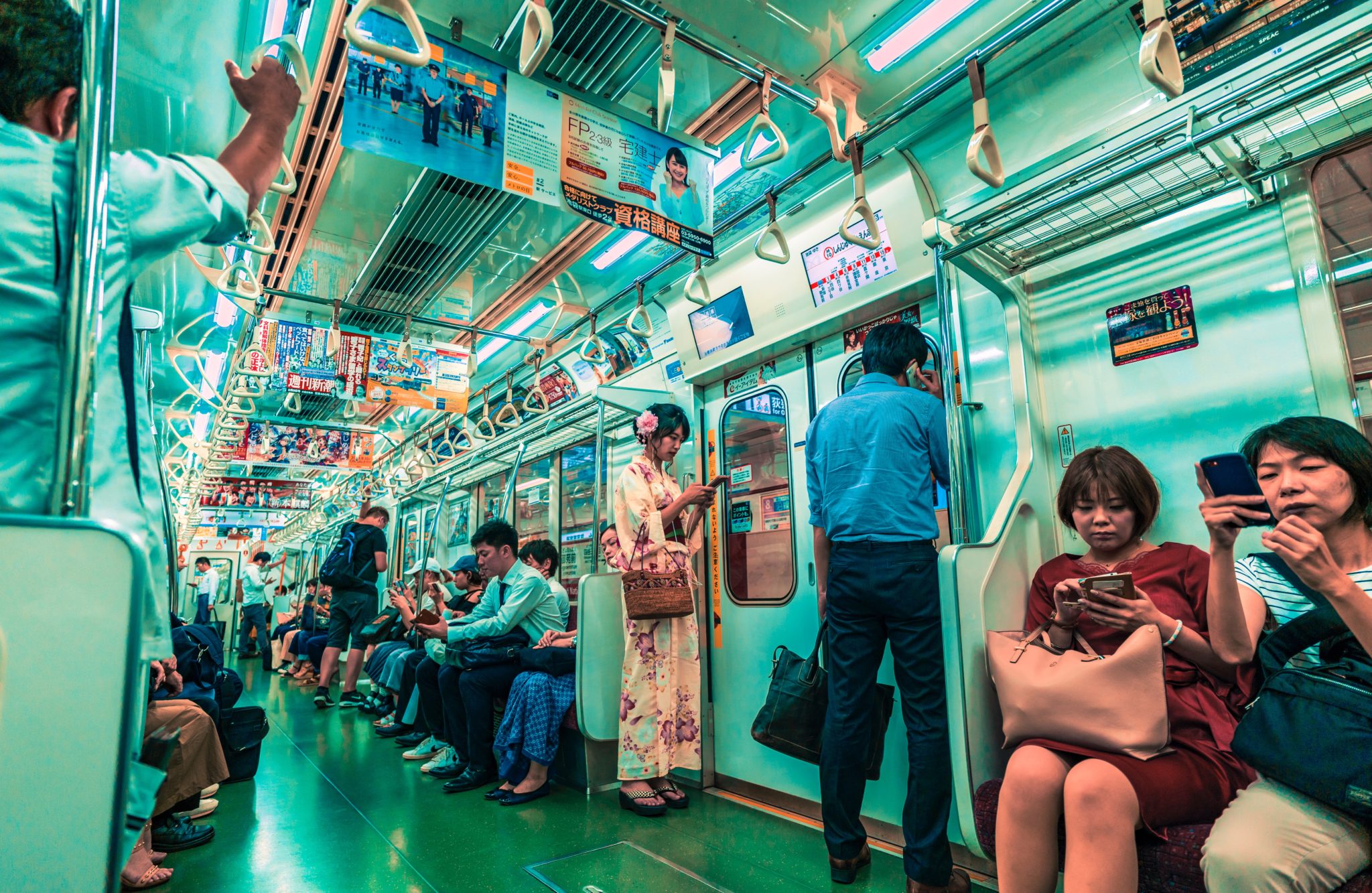 ludzie siedzący w metrze, Tokio, pociąg, przejazd metrem w Tokio, metropolia