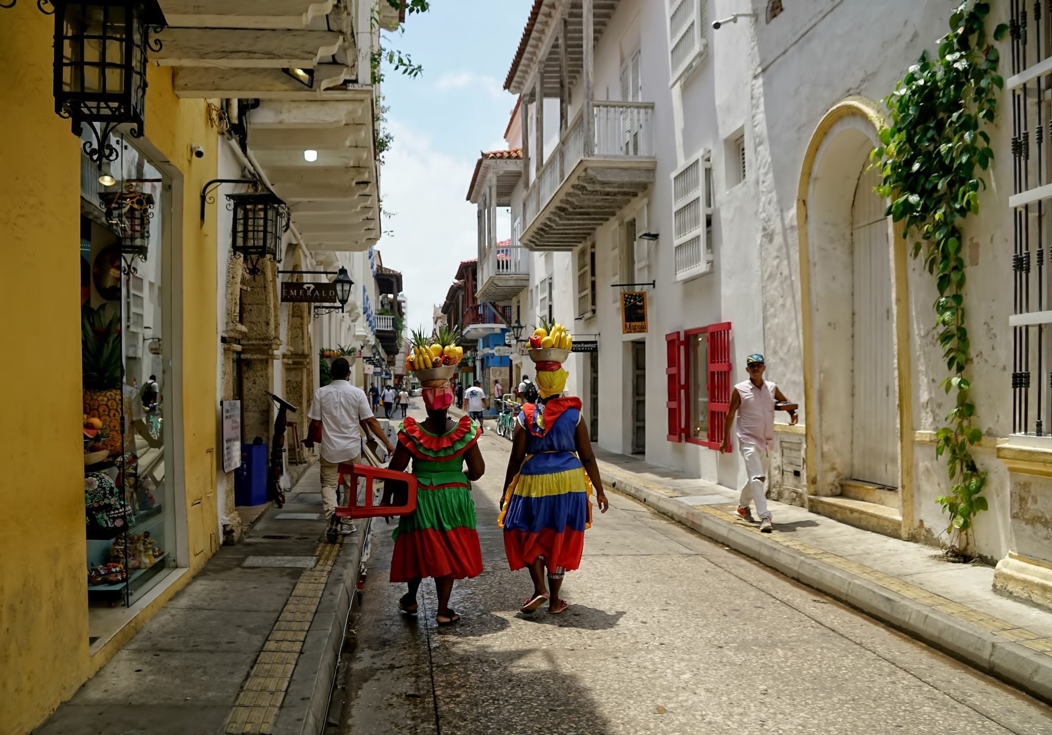 Kolumbia, Kartagena, miasto, kobiety, kobiety w kolorowych strojach, kolorowe sukienki, kobiety z koszami na głowach, świeże owoce, tradycyjny strój, uliczka miasta