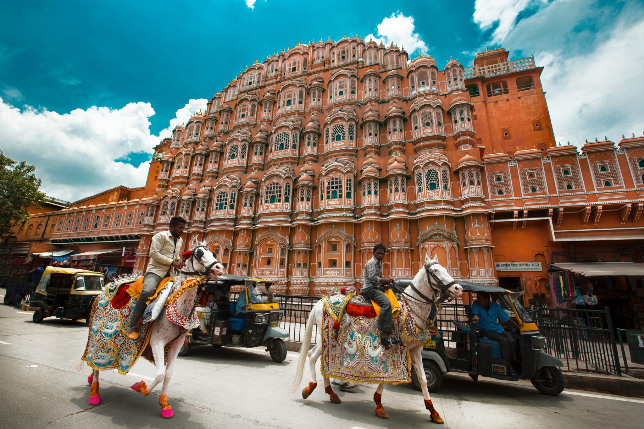 Pałac Wiatrów, Hawa Mahal Road, Jaipur, Indie, architektura, miasto, ulica, konie, koń, mieszkańcy, mężczyźni