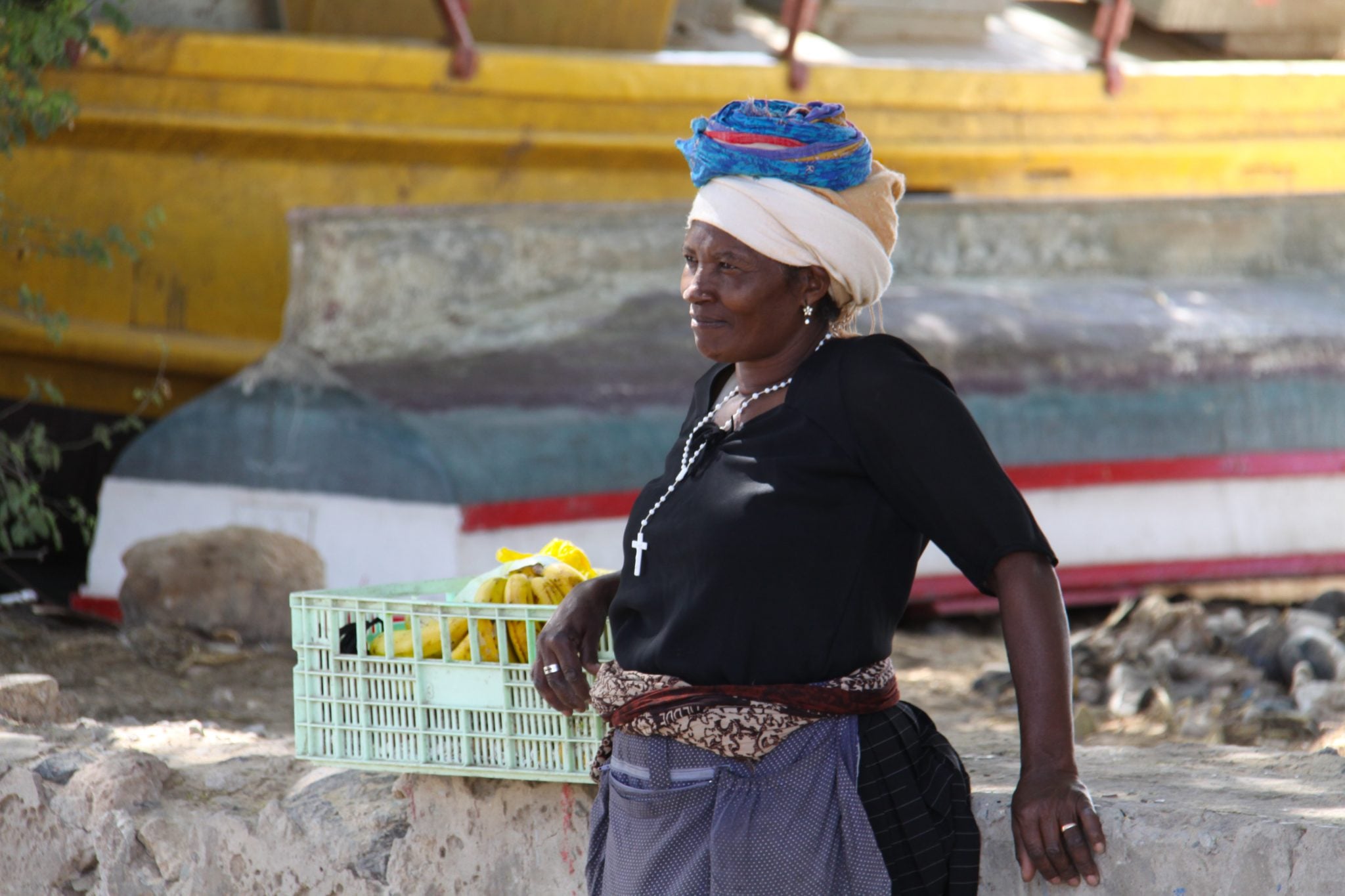 Sal Rei, Boa Vista, Republika Zielonego Przylądka, kobieta, sklep, sprzedaż, kobieta z koszem na głowie, tradycyjny strój, zielony przylądek