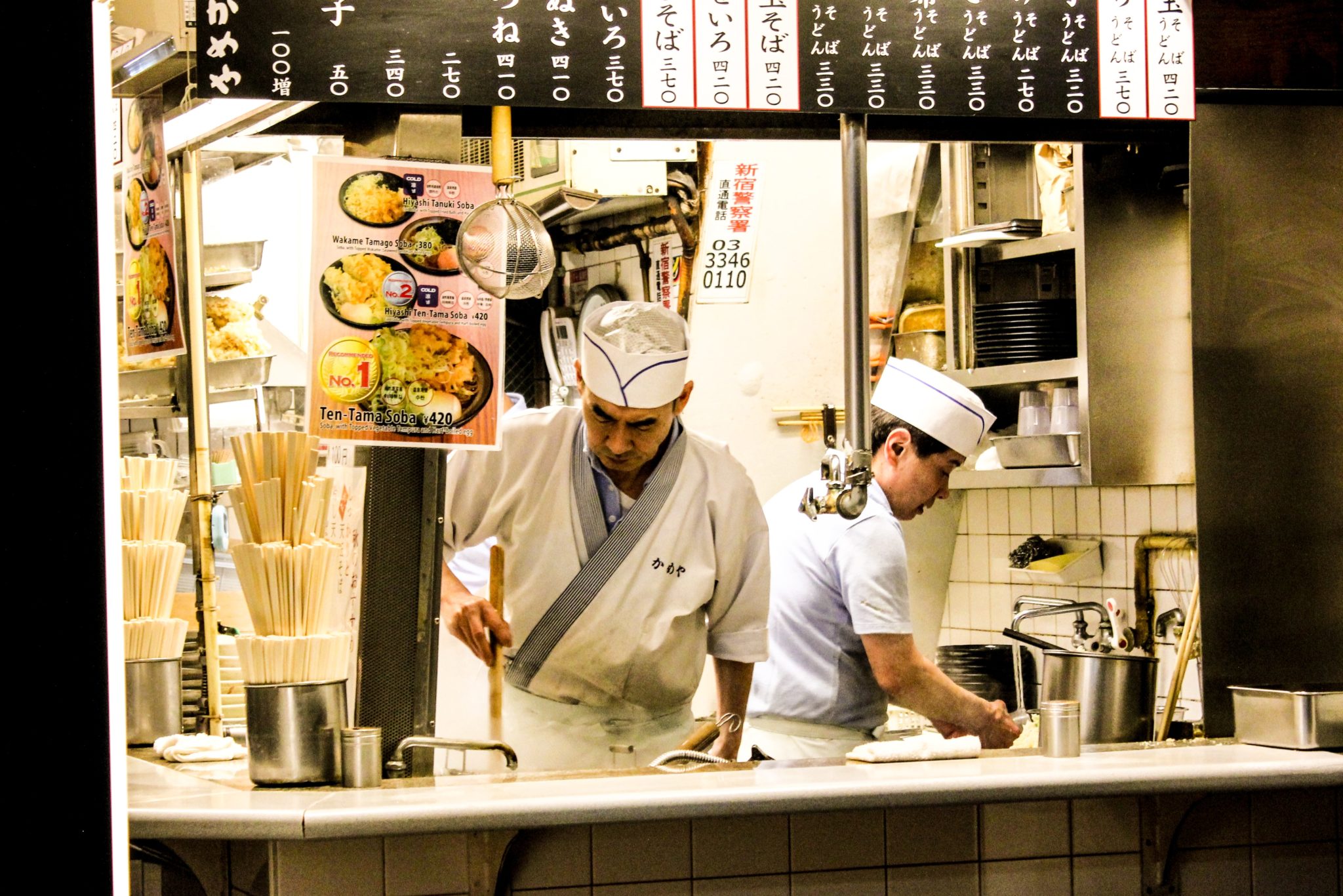 Japonia, Shinjuku, Tokio, restuaracja, kanjpka, udon, soba, ramen, zupa, jedzenie, kolacja, obiad, posiłek, kucharze, mężczyźni, szef kuchni, garnki, menu