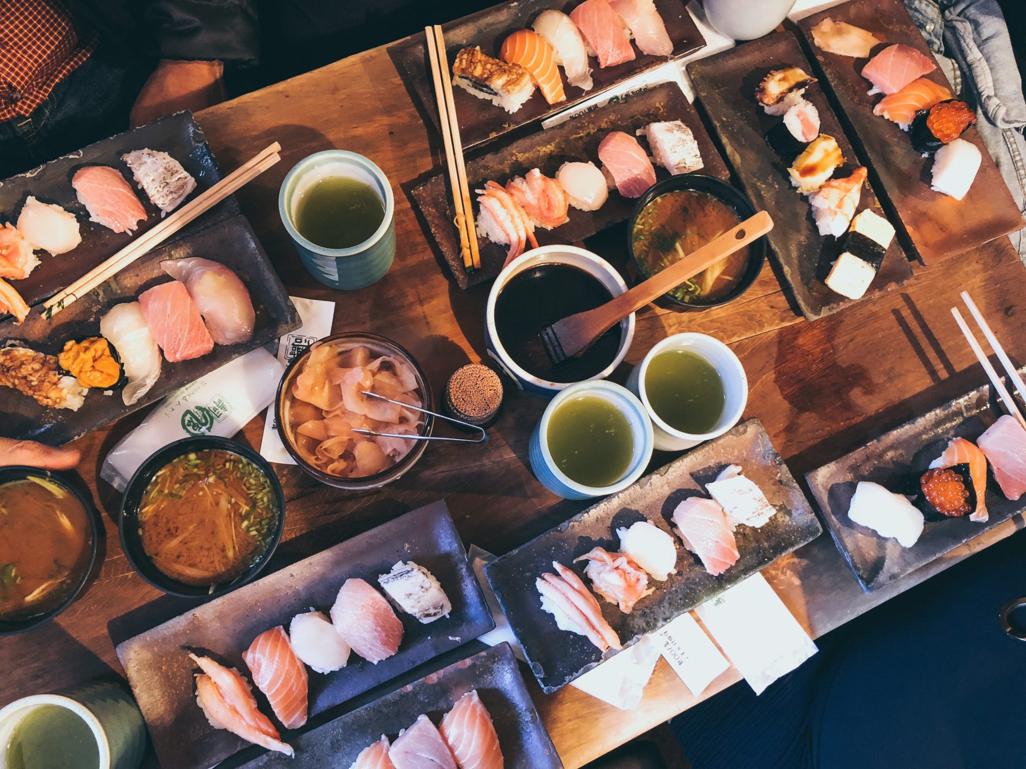 Japonia, Tokio, sushi, restauracja, jedzenie, danie, ryba, ryż, kanjpka, knajpa, rolki sushi, umami, kuchnia japońska
