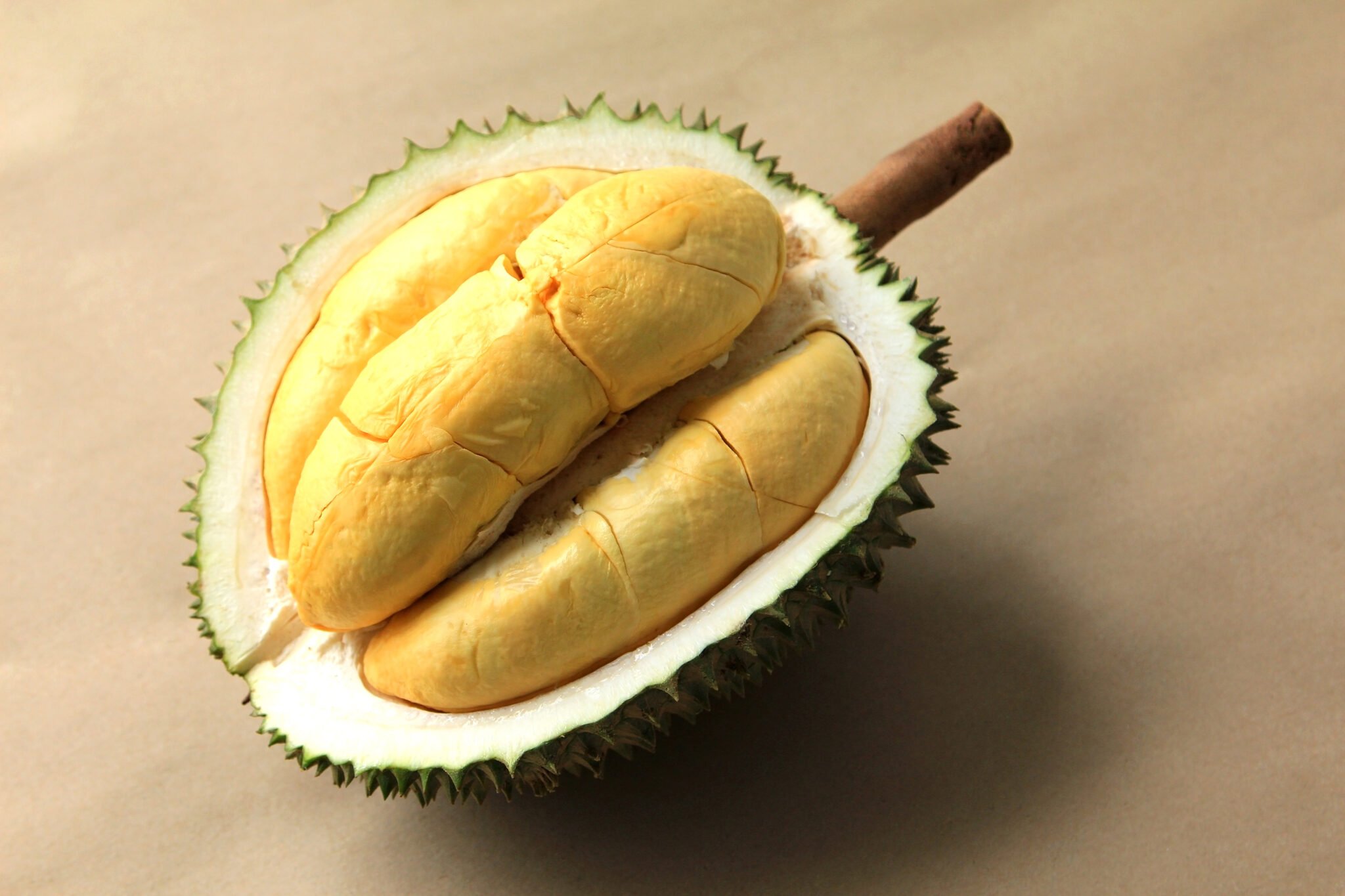 Najdziwniejsze owoce świata. Durian - jak smakuje? Gdzie występuje?